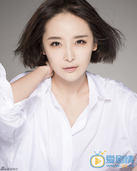 李曼写真 李曼七夕发布了一组白色衬衣写真，衬托以甜美的笑容，寓意了爱情的浪漫与纯洁。李曼也寄语了对爱情最美好的祝福。