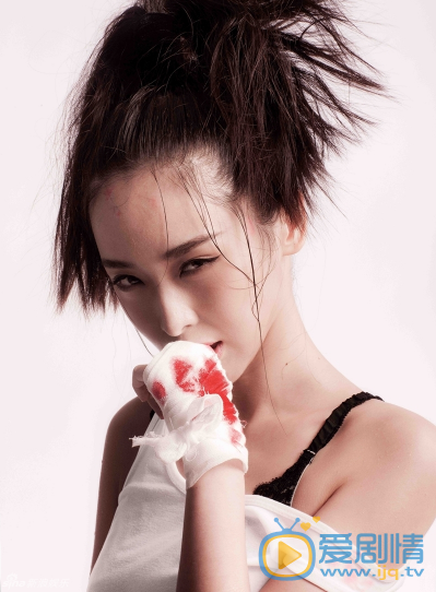 一向以温婉形象示人的李曼也显现出女汉子的一面，戏外更秀了“功夫大片”。甚至大玩拳击秀，性感演绎了女神和女战神之间“怒放”的双面伊人。