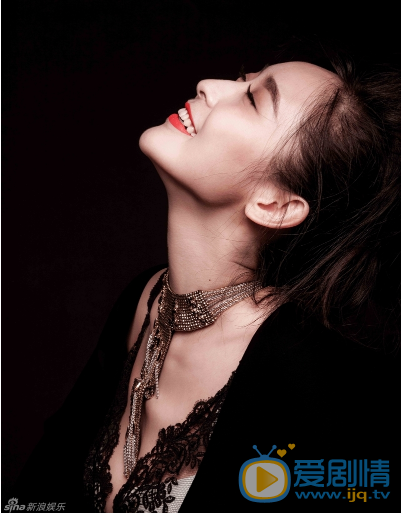 李曼个性写真 一向以温婉形象示人的李曼也显现出女汉子的一面，戏外更秀了“功夫大片”。甚至大玩拳击秀，性感演绎了女神和女战神之间“怒放”的双面伊人。