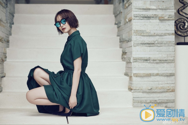 李曼性感写真 李曼再次惊艳变装，只见冷色调大片中的她一头湿发酷感十足，墨绿礼服裙搭配艳丽红唇形成强烈的视觉冲击，不失文艺气质。