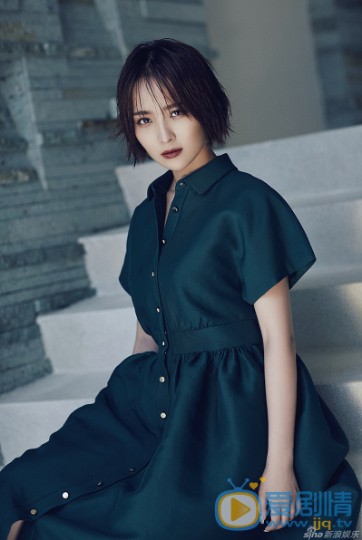 李曼性感写真 李曼再次惊艳变装，只见冷色调大片中的她一头湿发酷感十足，墨绿礼服裙搭配艳丽红唇形成强烈的视觉冲击，不失文艺气质。