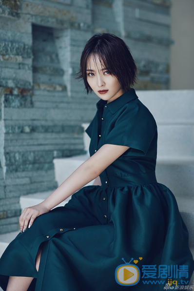 李曼性感写真 李曼再次惊艳变装，只见冷色调大片中的她一头湿发酷感十足，墨绿礼服裙搭配艳丽红唇形成强烈的视觉冲击，不失文艺气质。