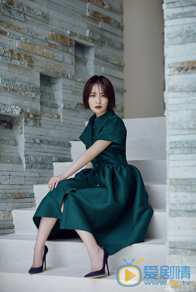 李曼性感写真 李曼再次惊艳变装，只见冷色调大片中的她一头湿发酷感十足，墨绿礼服裙搭配艳丽红唇形成强烈的视觉冲击，不失文艺气质。