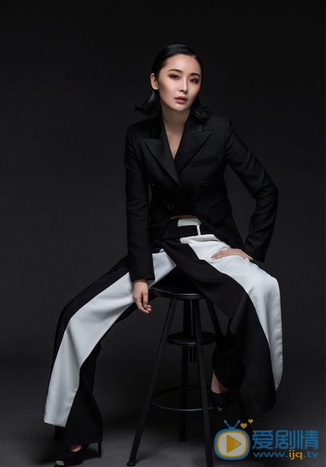 李曼时尚写真 李曼一人分饰两角“雌雄同体”，自己嫁给自己的写真，镜头中，李曼是俏皮可爱的“新嫁娘”，同时也是帅气迷人的“新郎官”。