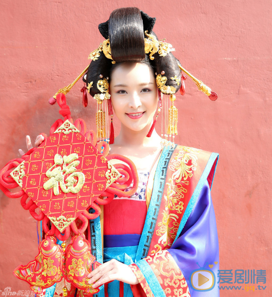 李曼华丽写真 李曼身着精美华服，配上金色冠冕送祝福。照片中的李曼凤眼半弯藏琥珀，朱唇未启笑先闻，举手投足彰显其东方神韵和魅力，雍容华贵。