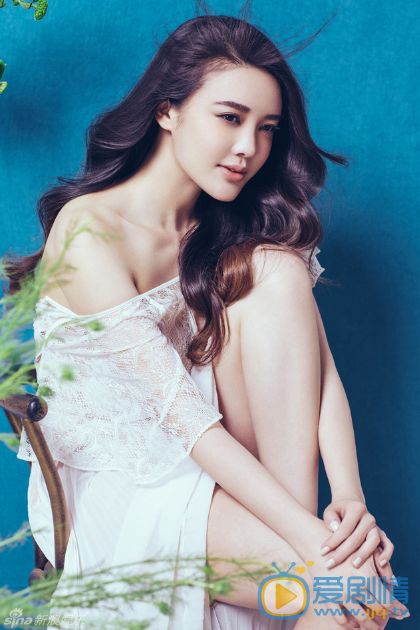 张璇时尚写真 华策星之旗下演员张璇的一组唯美风格时尚写真公开。在公开的写真中，张璇身着仙气十足的长裙，在花的映衬下更显娇美，长腿尽显好身材。