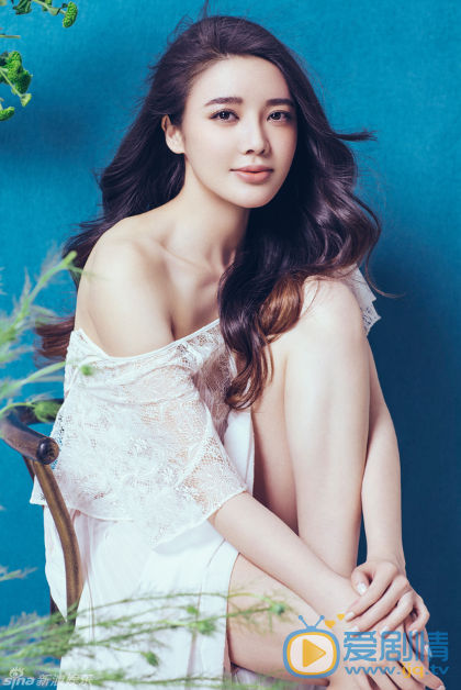 张璇时尚写真 华策星之旗下演员张璇的一组唯美风格时尚写真公开。在公开的写真中，张璇身着仙气十足的长裙，在花的映衬下更显娇美，长腿尽显好身材。
