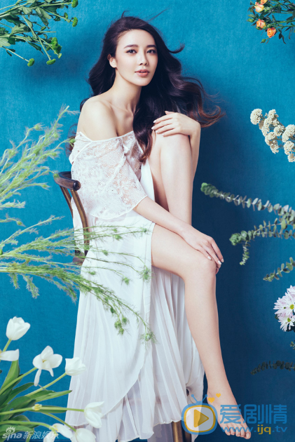 张璇时尚写真 华策星之旗下演员张璇的一组唯美风格时尚写真公开。在公开的写真中，张璇身着仙气十足的长裙，在花的映衬下更显娇美，长腿尽显好身材。