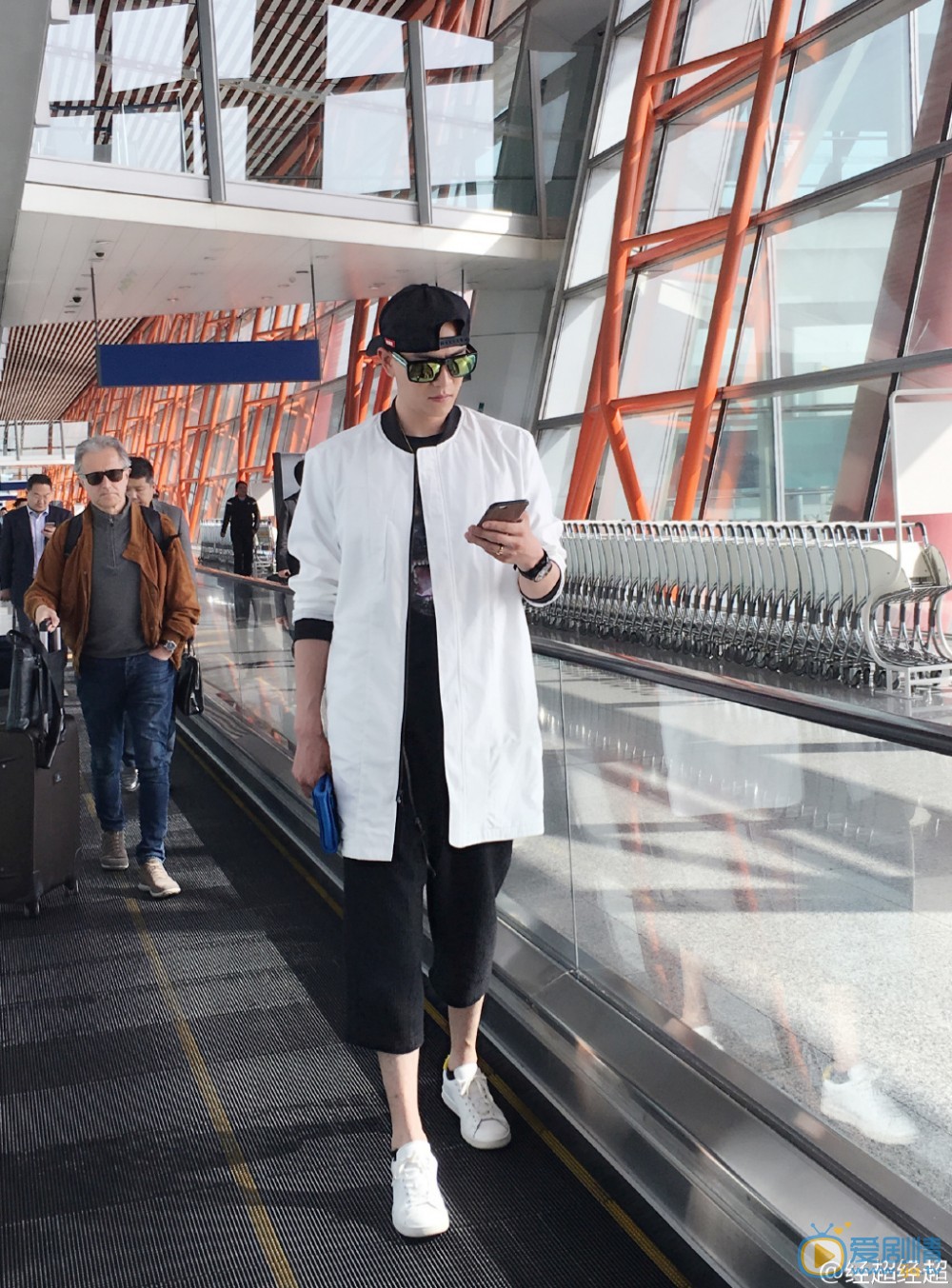 经超时尚潮服照 经超高清写真_经超高清剧照