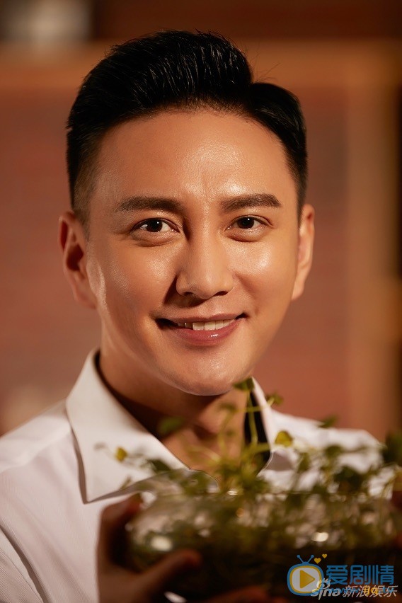王仁君时尚写真 近日，王仁君曝光一组全新写真。写真中，王仁君身着白色衬衫，眼神明亮，笑容温暖而又治愈。虽然没有过多的场景和装饰，仍然是大写的暖男一枚。