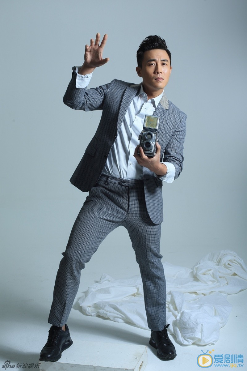 杜淳雅痞写真 近日，杜淳曝光一组时尚大片，照片中，杜淳身穿西服套装、手拿相机，雅痞绅士范儿十足。