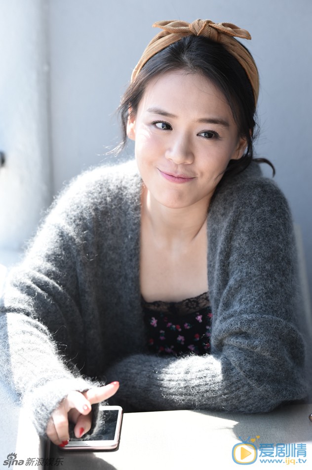 马思纯甜美微笑写真连拍 马思纯是属于那种很容易被人先入为主贴上“幸运girl”标签的女孩。你可能还没来得及认真关注她的作品，就已经听说她有个有名的小姨叫蒋雯丽。