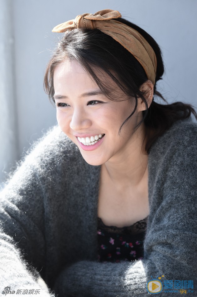 马思纯甜美微笑写真连拍 马思纯是属于那种很容易被人先入为主贴上“幸运girl”标签的女孩。你可能还没来得及认真关注她的作品，就已经听说她有个有名的小姨叫蒋雯丽。