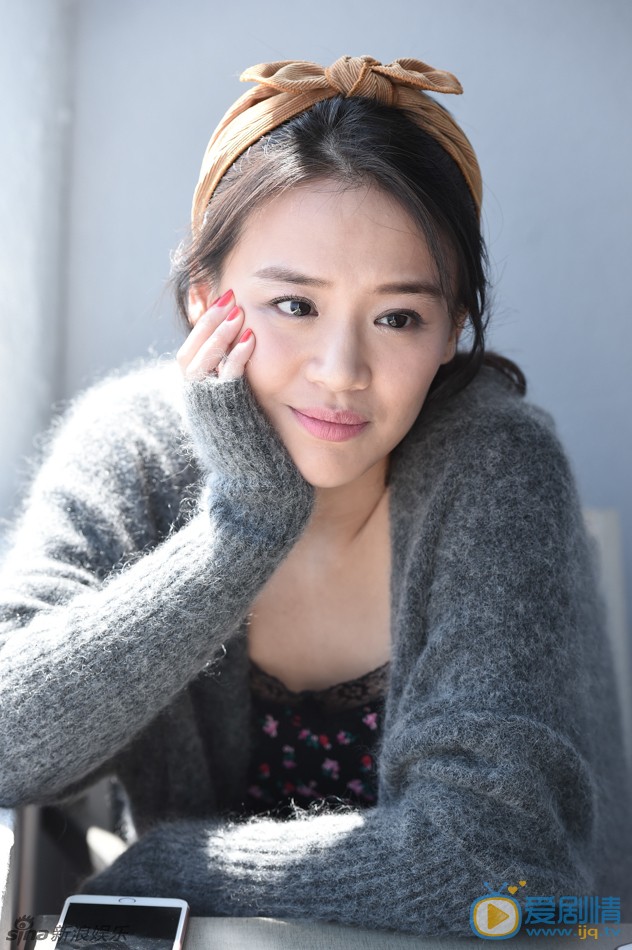 马思纯甜美微笑写真连拍 马思纯是属于那种很容易被人先入为主贴上“幸运girl”标签的女孩。你可能还没来得及认真关注她的作品，就已经听说她有个有名的小姨叫蒋雯丽。