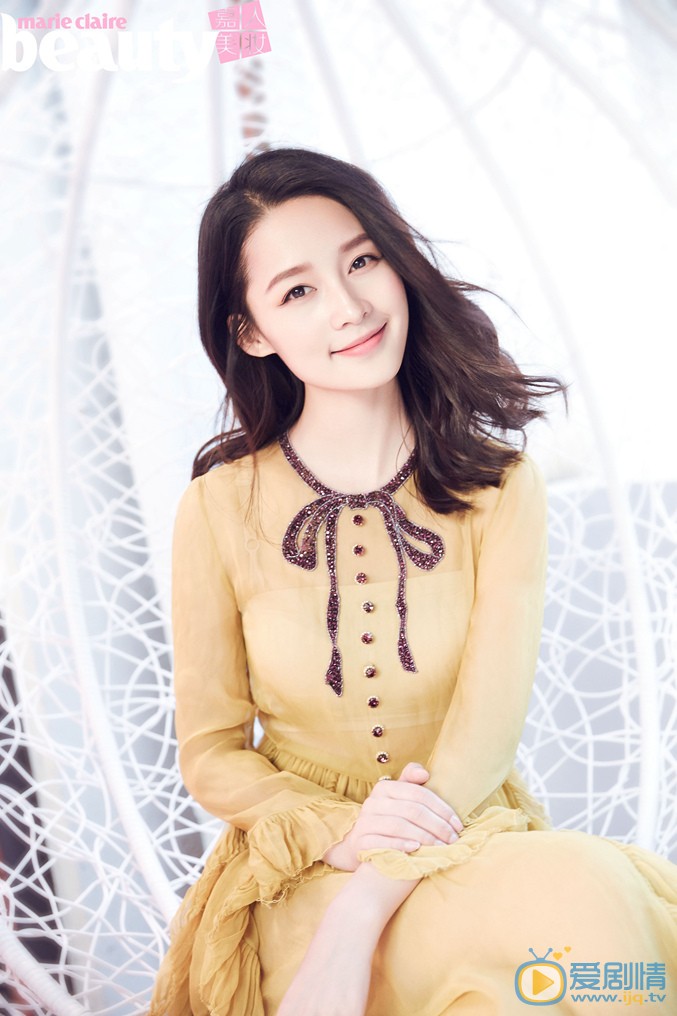 魏大勋和李沁甜蜜合照 《我们相爱吧》走出来的又一对清新夫妇，登上《嘉人美妆》杂志封面，上演花式虐狗，魏大勋演绎好男友守则。