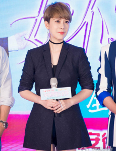 《女不强大天不容》发布会 海清黑西装霸气十足亮相