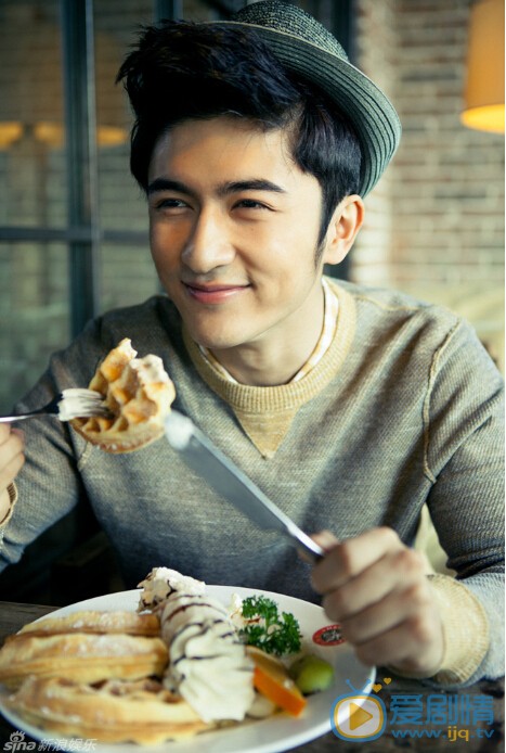 米热青春鲜肉照 90后演员米热今日曝光了一组新写真，温暖柔和光线下的米热笑容腼腆，美食当前细心品尝，尽显小鲜肉的青春活力。