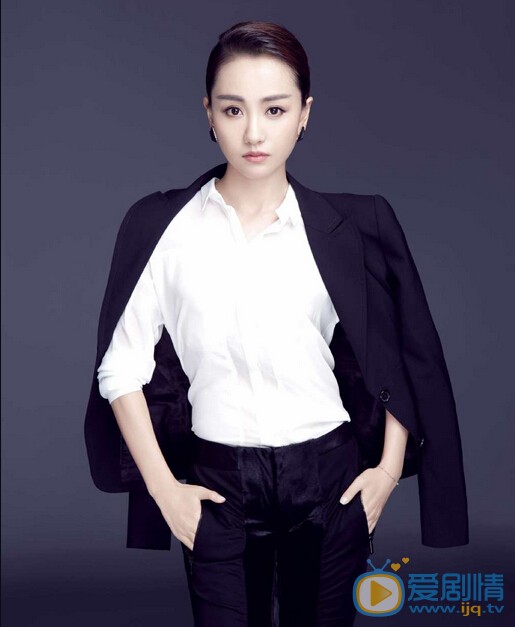近日，杨蓉一组白衬衫黑西装全新写真曝光，妆容清爽面容俊美的杨蓉驾驭起黑西装自有一股洒脱英气，一反往日温婉甜美形象，霸气总攻气息难掩，令人眼前一亮。
