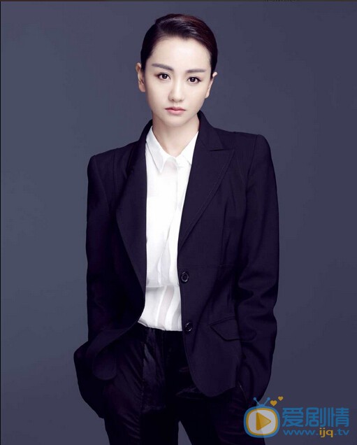 杨蓉黑白西装写真 近日，杨蓉一组白衬衫黑西装全新写真曝光，妆容清爽面容俊美的杨蓉驾驭起黑西装自有一股洒脱英气，一反往日温婉甜美形象，霸气总攻气息难掩，令人眼前一亮。