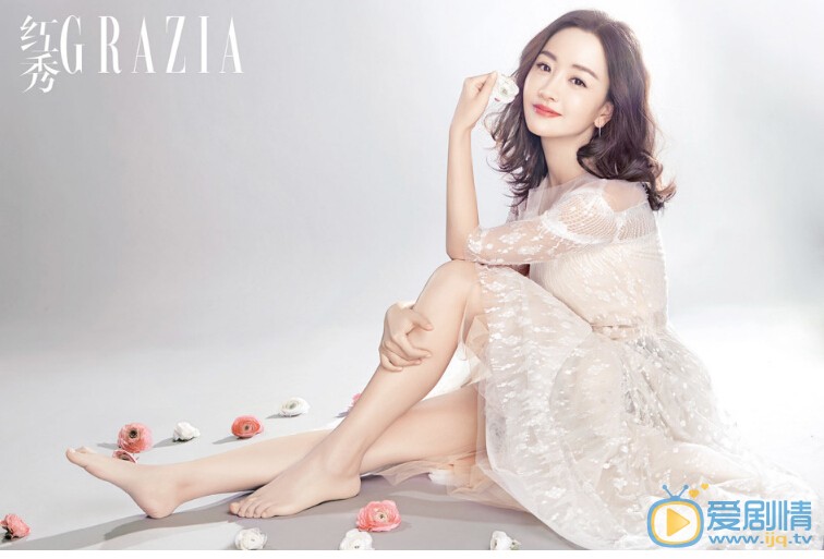 杨蓉瓷感美肌写真 近日，杨蓉曝光一组气质纯白写真，片中杨蓉身裹白色礼裙，手执白色花朵端庄雅致静立于中，或安然坐于花朵之间恬淡笑意盈于脸颊，肌肤柔滑紧致光彩焕人。