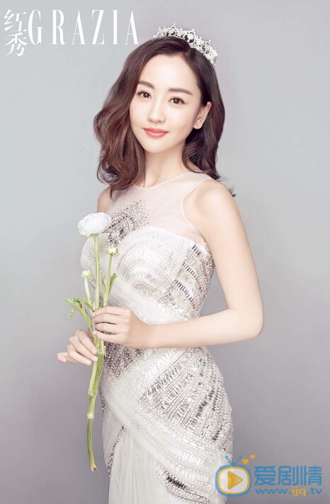 杨蓉瓷感美肌写真 近日，杨蓉曝光一组气质纯白写真，片中杨蓉身裹白色礼裙，手执白色花朵端庄雅致静立于中，或安然坐于花朵之间恬淡笑意盈于脸颊，肌肤柔滑紧致光彩焕人。