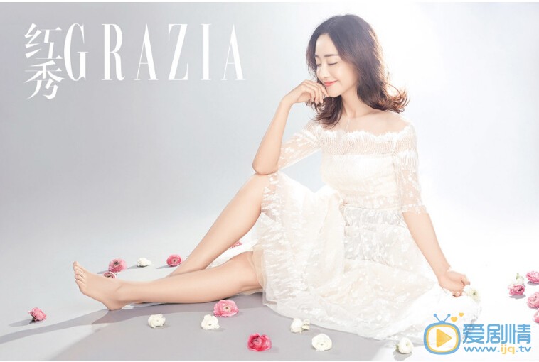 杨蓉瓷感美肌写真 近日，杨蓉曝光一组气质纯白写真，片中杨蓉身裹白色礼裙，手执白色花朵端庄雅致静立于中，或安然坐于花朵之间恬淡笑意盈于脸颊，肌肤柔滑紧致光彩焕人。