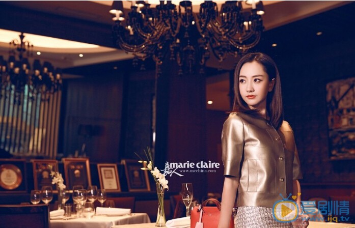 杨蓉炫丽大片写真 杨蓉一组时尚大片，片中杨蓉身穿经典铜色宽松皮衣，搭配粉色优雅长裙，秀发拂肩娴静优雅的倚靠着，手持酒杯，精致的妆容，眼神自信笃定。