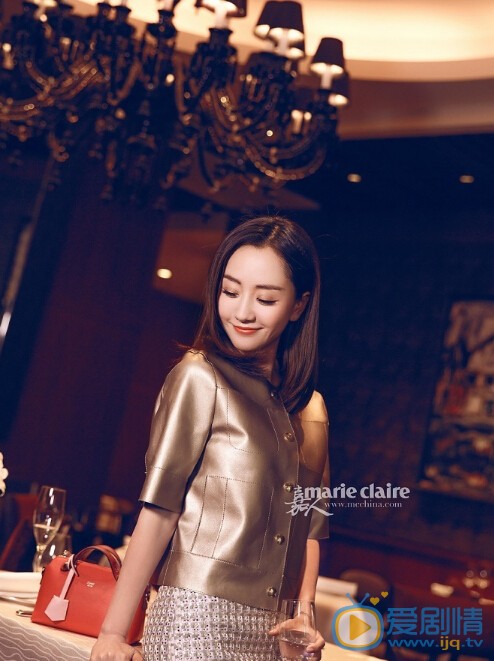 杨蓉炫丽大片写真 杨蓉一组时尚大片，片中杨蓉身穿经典铜色宽松皮衣，搭配粉色优雅长裙，秀发拂肩娴静优雅的倚靠着，手持酒杯，精致的妆容，眼神自信笃定。