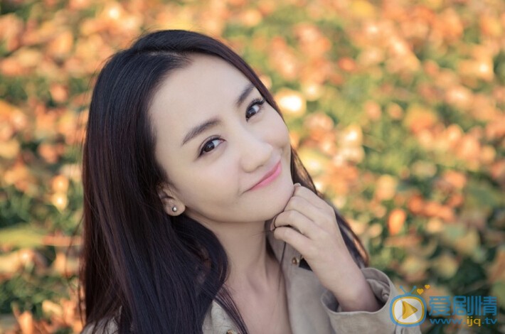 杨蓉暖冬写真 近日，杨蓉新书热销受追捧，大方分享了自己的养颜之术，亲自诠释了“优雅地老去是女人一生最大的成功”。近日曝光的一组写真也印证了她的柔滑美肌。