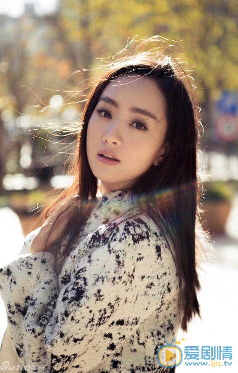 杨蓉暖冬写真 近日，杨蓉新书热销受追捧，大方分享了自己的养颜之术，亲自诠释了“优雅地老去是女人一生最大的成功”。近日曝光的一组写真也印证了她的柔滑美肌。