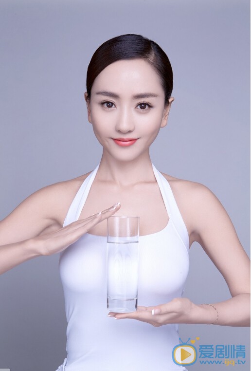 杨蓉蓉颜女皇写真 近日，杨蓉新书热销受追捧，大方分享了自己的养颜之术，亲自诠释了“优雅地老去是女人一生最大的成功”。近日曝光的一组写真也印证了她的柔滑美肌。
