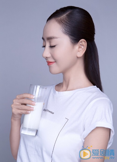 杨蓉蓉颜女皇写真 近日，杨蓉新书热销受追捧，大方分享了自己的养颜之术，亲自诠释了“优雅地老去是女人一生最大的成功”。近日曝光的一组写真也印证了她的柔滑美肌。