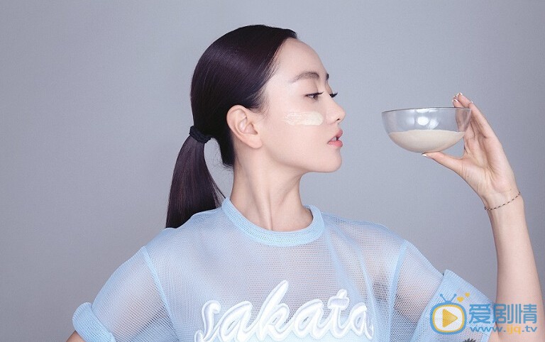 杨蓉蓉颜女皇写真 近日，杨蓉新书热销受追捧，大方分享了自己的养颜之术，亲自诠释了“优雅地老去是女人一生最大的成功”。近日曝光的一组写真也印证了她的柔滑美肌。