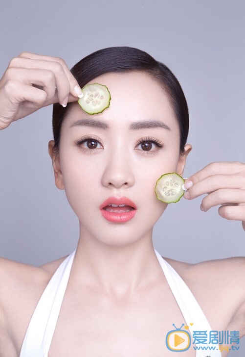 杨蓉蓉颜女皇写真 近日，杨蓉新书热销受追捧，大方分享了自己的养颜之术，亲自诠释了“优雅地老去是女人一生最大的成功”。近日曝光的一组写真也印证了她的柔滑美肌。