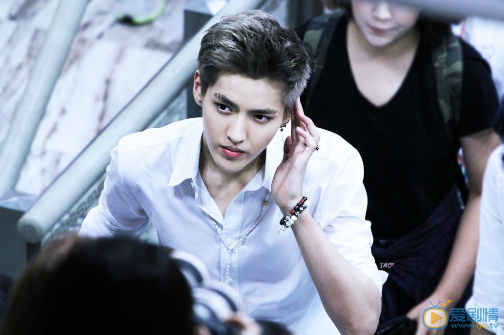 吴亦凡机场潮服照 吴亦凡高清写真_吴亦凡高清剧照