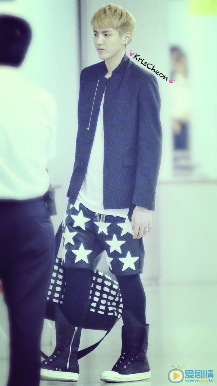 吴亦凡机场潮服照 吴亦凡高清写真_吴亦凡高清剧照