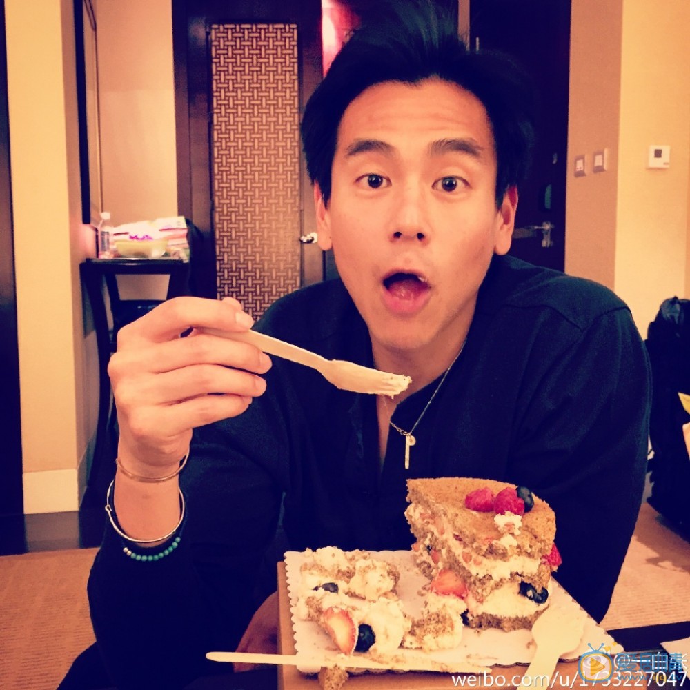 彭于晏自拍生活照 彭于晏高清写真_彭于晏高清剧照