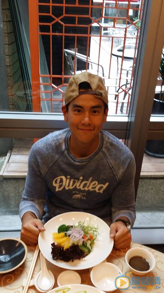 彭于晏自拍生活照 彭于晏高清写真_彭于晏高清剧照