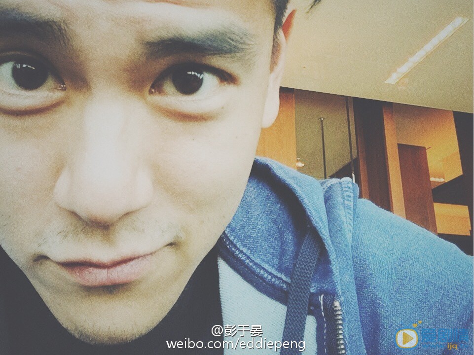 彭于晏自拍生活照 彭于晏高清写真_彭于晏高清剧照