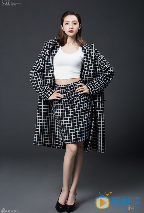 麦迪娜冷艳写真 麦迪娜近日曝光一组冷艳系写真。照片中，身着经典黑白格大衣的麦迪娜发型利落，深邃的眼神配上妖冶的红唇，如一朵暗夜中盛放的玫瑰，散发别样风情。
