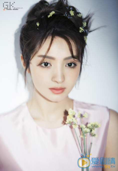 麦迪娜裸妆写真 内地演员麦迪娜最新裸妆写真曝光。在这个春意盎然的季节里，气质清新粉嫩的麦迪娜带来这一组富有早春气息的大片，让人如沐春风。