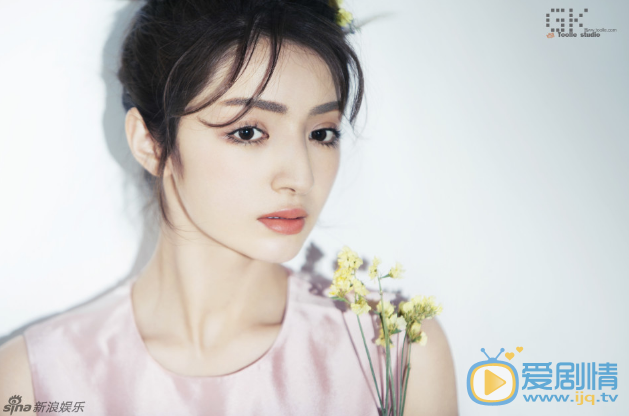 麦迪娜裸妆写真 内地演员麦迪娜最新裸妆写真曝光。在这个春意盎然的季节里，气质清新粉嫩的麦迪娜带来这一组富有早春气息的大片，让人如沐春风。