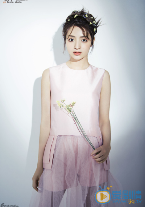 麦迪娜裸妆写真 内地演员麦迪娜最新裸妆写真曝光。在这个春意盎然的季节里，气质清新粉嫩的麦迪娜带来这一组富有早春气息的大片，让人如沐春风。