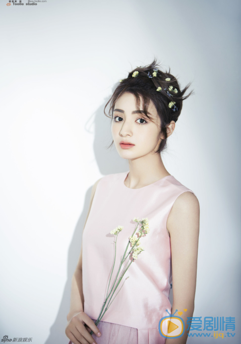 麦迪娜裸妆写真 内地演员麦迪娜最新裸妆写真曝光。在这个春意盎然的季节里，气质清新粉嫩的麦迪娜带来这一组富有早春气息的大片，让人如沐春风。