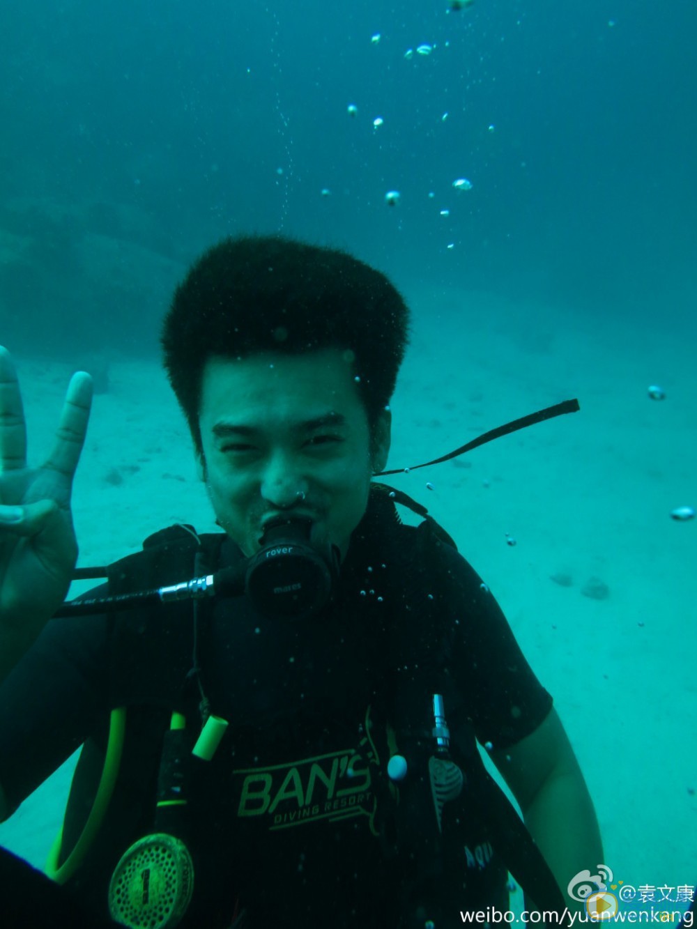 袁文康旅游照 袁文康高清写真_袁文康高清剧照