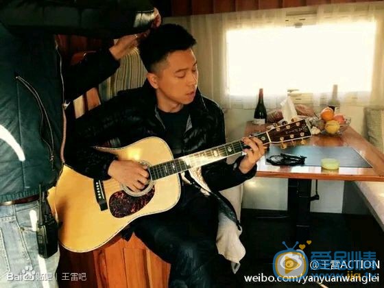 王雷王雷弹吉他照 王雷高清写真_王雷高清剧照