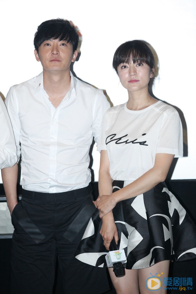 郭京飞郭京飞鲍莉同框照 郭京飞和老婆鲍莉合照