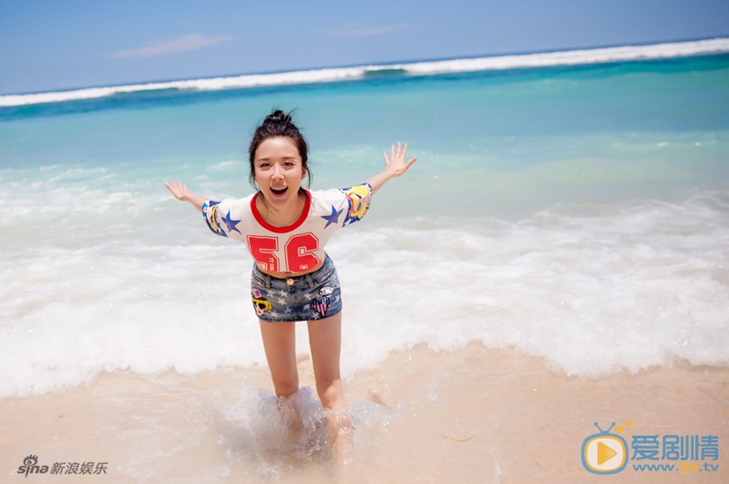颜丹晨夏日写真 日前，演员颜丹晨曝光一组最新巴厘岛夏日写真，丸子头搭配街头风热裤，小蛮腰S line曲线尽显，青春活力融入浓浓夏日当中。