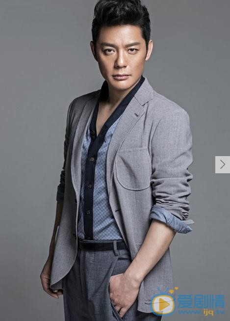 傅程鹏熟男写真 近日，傅程鹏曝光了一组写真，照片中，傅程鹏一身剪裁得体的暗红色西装，将傅程鹏非凡气度展露无遗。