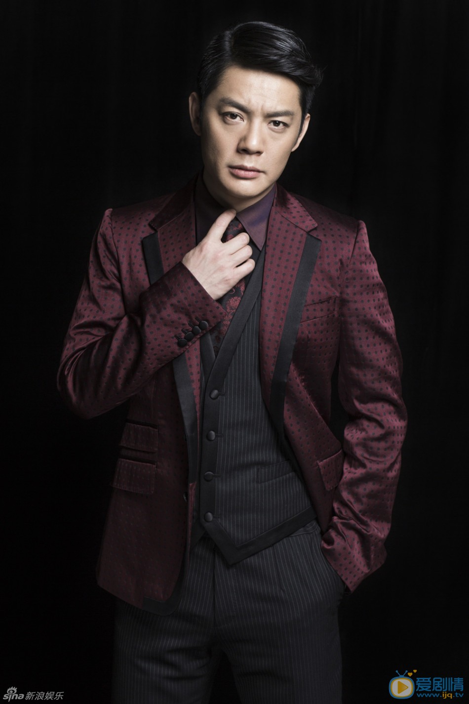 傅程鹏熟男写真 近日，傅程鹏曝光了一组写真，照片中，傅程鹏一身剪裁得体的暗红色西装，将傅程鹏非凡气度展露无遗。
